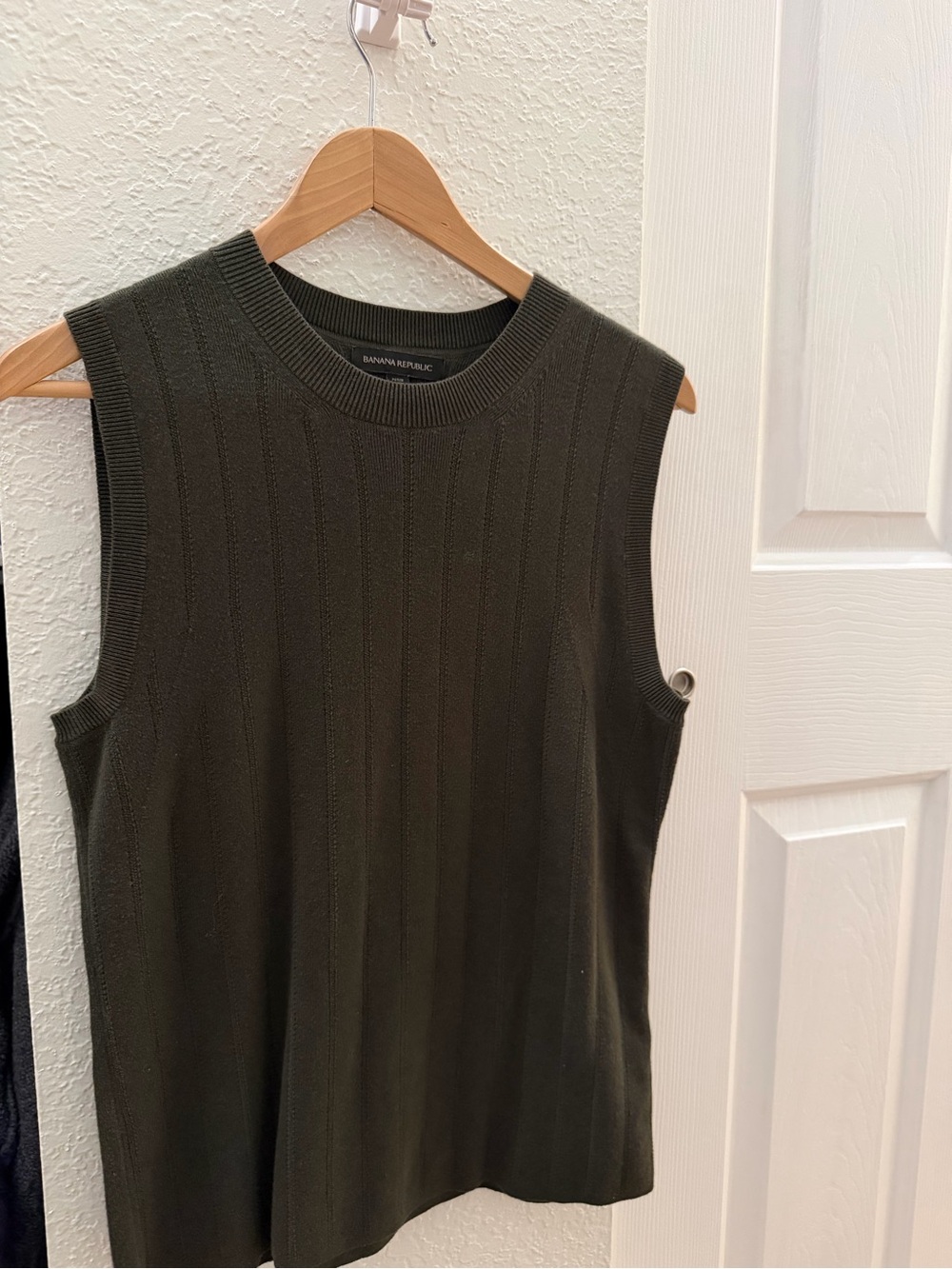 Banana Republic Olive Sleeveless Ribbed Knit Shell
